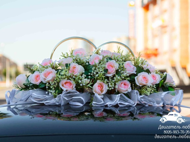 Аренда колец на машину для свадьбы, состоящих из роз нежного розового цвета